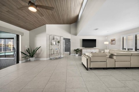 Casa en venta en Cape Coral, Florida, 3 dormitorios, 214.23 m2 № 1717265 - foto 11