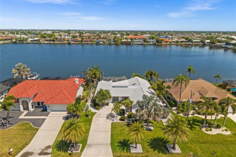 Casa en venta en Cape Coral, Florida, 3 dormitorios, 214.23 m2 № 1717265 - foto 2