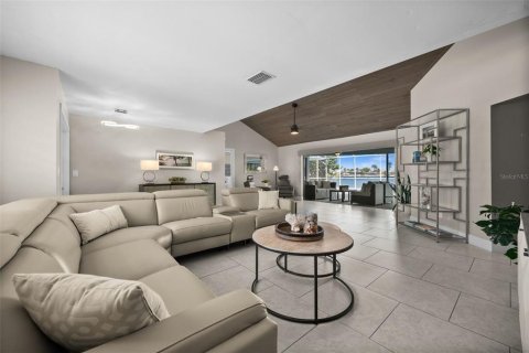 Casa en venta en Cape Coral, Florida, 3 dormitorios, 214.23 m2 № 1717265 - foto 13