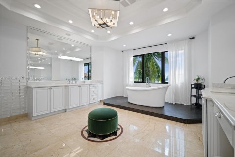 House in North Miami Beach, Florida 7 bedrooms, 718.04 sq.m. № 1939485 - photo 21