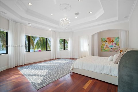 House in North Miami Beach, Florida 7 bedrooms, 718.04 sq.m. № 1939485 - photo 18