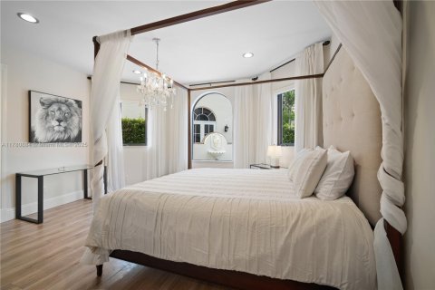 House in North Miami Beach, Florida 7 bedrooms, 718.04 sq.m. № 1939485 - photo 24