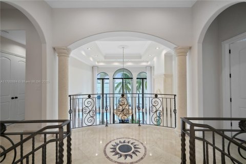 House in North Miami Beach, Florida 7 bedrooms, 718.04 sq.m. № 1939485 - photo 17