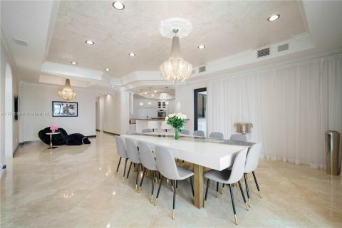 House in North Miami Beach, Florida 7 bedrooms, 718.04 sq.m. № 1939485 - photo 13