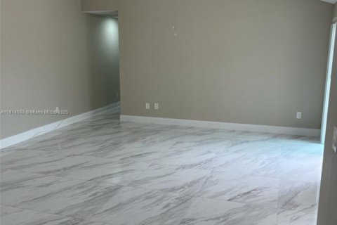 Townhouse in Palm Beach Gardens, Florida 3 bedrooms, 118.54 sq.m. № 1768203 - photo 9