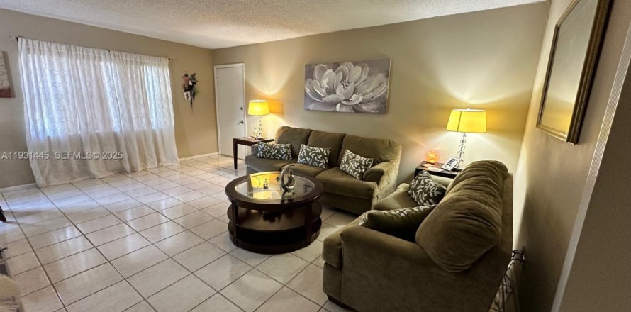 Condominio en Pembroke Pines, Florida, 2 dormitorios  № 2034695