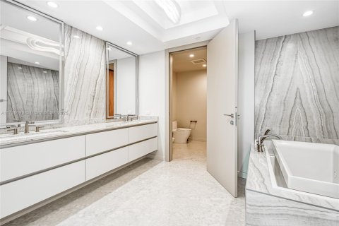 Condominio en venta en Bal Harbour, Florida, 2 dormitorios, 186.64 m2 № 1467758 - foto 18