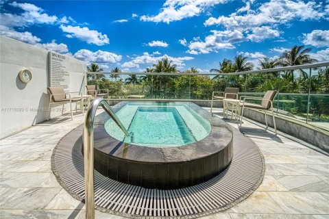 Condominio en venta en Bal Harbour, Florida, 2 dormitorios, 186.64 m2 № 1467758 - foto 28