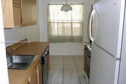 Apartment in Sunrise, Florida 2 bedrooms, 102.19 sq.m. № 1938731 - photo 2
