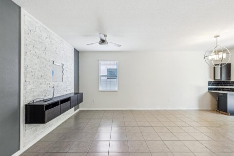 House in Gibsonton, Florida 3 bedrooms, 134.15 sq.m. № 2211888 - photo 13