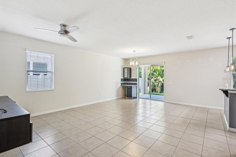 House in Gibsonton, Florida 3 bedrooms, 134.15 sq.m. № 2211888 - photo 10