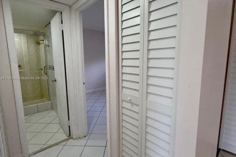 Condo in Lauderhill, Florida, 2 bedrooms  № 1700439 - photo 18