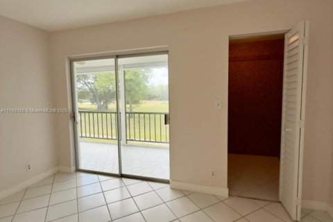 Condo in Lauderhill, Florida, 2 bedrooms  № 1700439 - photo 6