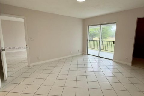 Condo in Lauderhill, Florida, 2 bedrooms  № 1700439 - photo 7