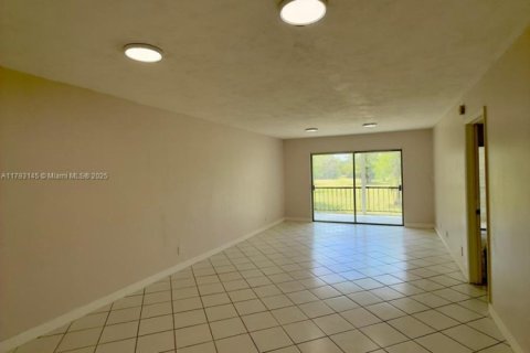Condo in Lauderhill, Florida, 2 bedrooms  № 1700439 - photo 3