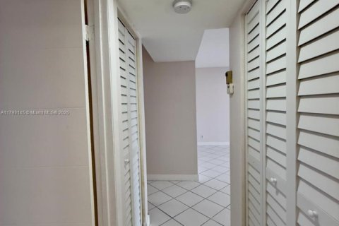 Condo in Lauderhill, Florida, 2 bedrooms  № 1700439 - photo 11