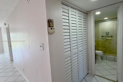 Condo in Lauderhill, Florida, 2 bedrooms  № 1700439 - photo 19