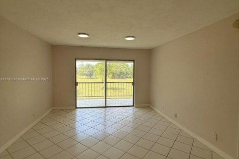 Condo in Lauderhill, Florida, 2 bedrooms  № 1700439 - photo 5
