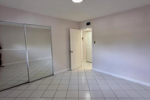 Condo in Lauderhill, Florida, 2 bedrooms  № 1700439 - photo 12
