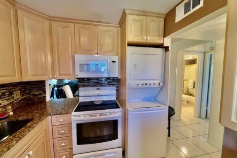 Condo in Lake Worth, Florida, 2 bedrooms  № 2179780 - photo 13