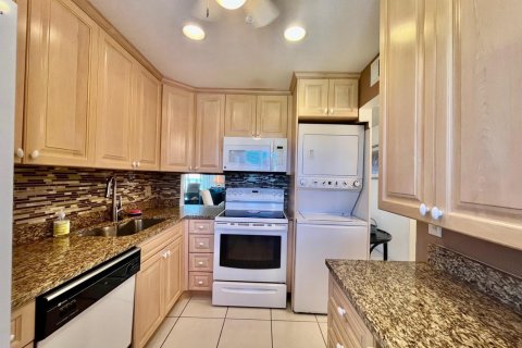 Condo in Lake Worth, Florida, 2 bedrooms  № 2179780 - photo 10