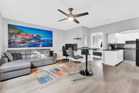 Кондоминиум с 1 спальней в Бей-Харбор-Айлендс, Флорида № 1976318