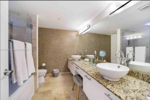 Condo in Miami, Florida, 2 bedrooms  № 1827458 - photo 8