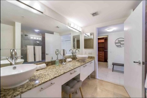 Condo in Miami, Florida, 2 bedrooms  № 1827458 - photo 9
