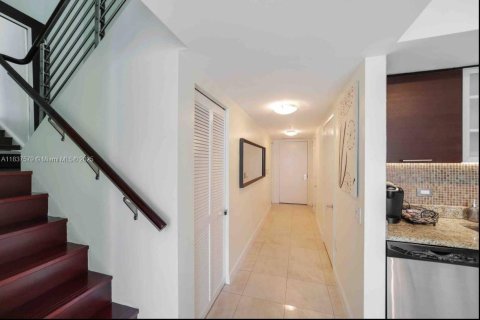 Condo in Miami, Florida, 2 bedrooms  № 1827458 - photo 2