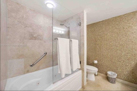 Condo in Miami, Florida, 2 bedrooms  № 1827458 - photo 7