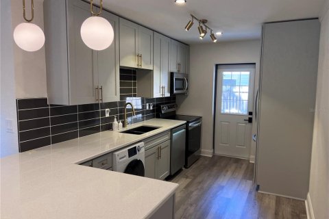 Apartment in Saint Petersburg, Florida 2 bedrooms, 68.93 sq.m. № 1777060 - photo 3
