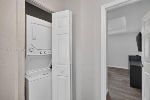 Townhouse in Miramar, Florida 2 bedrooms, 99.41 sq.m. № 2410809 - photo 28