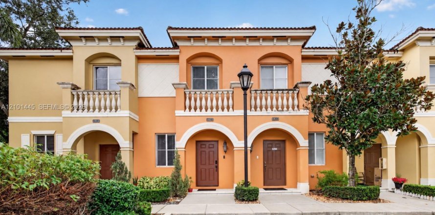 Townhouse in Miramar, Florida 2 bedrooms, 99.41 sq.m. № 2410809