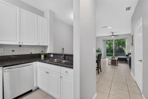 Townhouse in Miramar, Florida 2 bedrooms, 99.41 sq.m. № 2410809 - photo 12