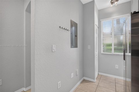 Townhouse in Miramar, Florida 2 bedrooms, 99.41 sq.m. № 2410809 - photo 11