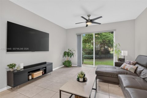 Townhouse in Miramar, Florida 2 bedrooms, 99.41 sq.m. № 2410809 - photo 5