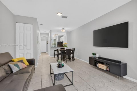 Townhouse in Miramar, Florida 2 bedrooms, 99.41 sq.m. № 2410809 - photo 6