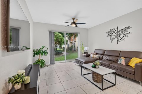 Townhouse in Miramar, Florida 2 bedrooms, 99.41 sq.m. № 2410809 - photo 4