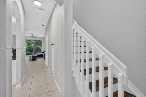 Townhouse in Miramar, Florida 2 bedrooms, 99.41 sq.m. № 2410809 - photo 2