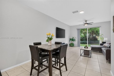 Townhouse in Miramar, Florida 2 bedrooms, 99.41 sq.m. № 2410809 - photo 13