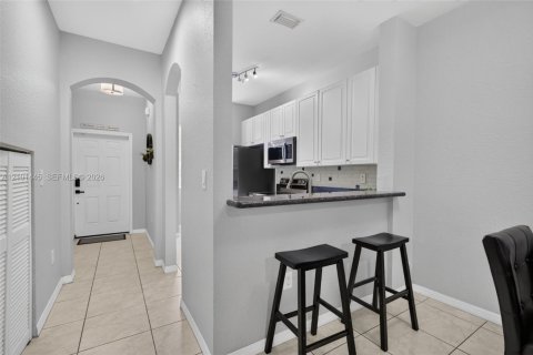 Townhouse in Miramar, Florida 2 bedrooms, 99.41 sq.m. № 2410809 - photo 14