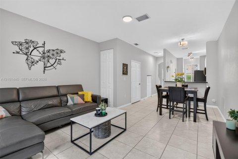 Townhouse in Miramar, Florida 2 bedrooms, 99.41 sq.m. № 2410809 - photo 3