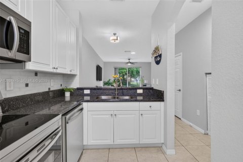 Townhouse in Miramar, Florida 2 bedrooms, 99.41 sq.m. № 2410809 - photo 10