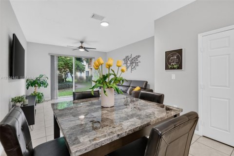 Townhouse in Miramar, Florida 2 bedrooms, 99.41 sq.m. № 2410809 - photo 7