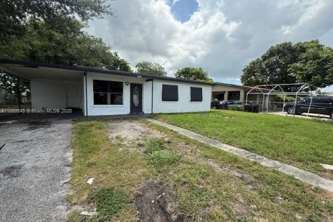 Villa ou maison à louer à Lauderhill, Floride: 3 chambres, 102.66 m2 № 1929803 - photo 1