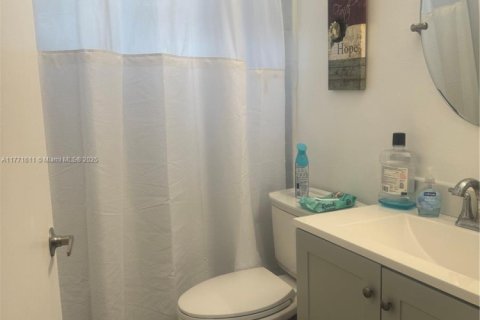 Condo in Hialeah, Florida, 3 bedrooms  № 1692933 - photo 24