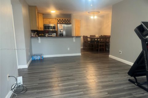 Condo in Hialeah, Florida, 3 bedrooms  № 1692933 - photo 2