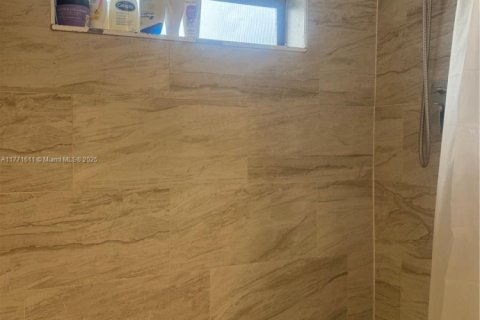 Condo in Hialeah, Florida, 3 bedrooms  № 1692933 - photo 25