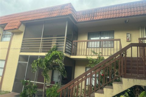 Condo in Hialeah, Florida, 3 bedrooms  № 1692933 - photo 1