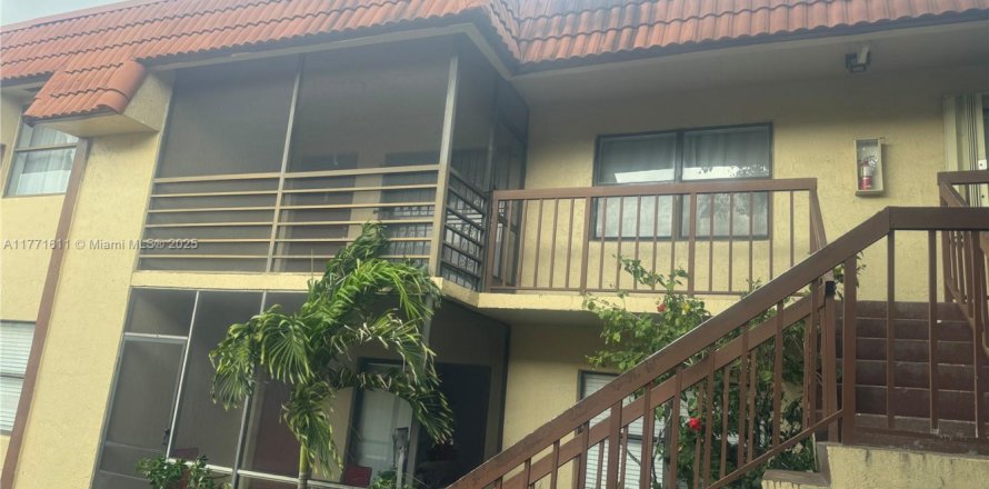Condo in Hialeah, Florida, 3 bedrooms  № 1692933